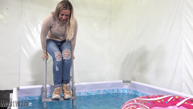 leia-in-jeans-in-the-studio-pool-mostwam