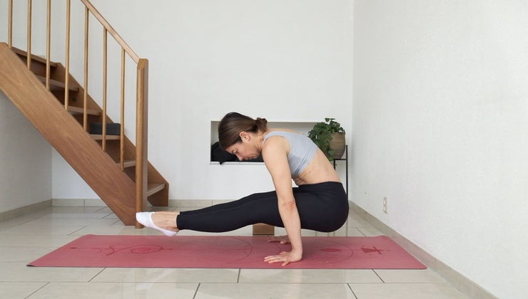 Подготовка к стойке на руках: отжимания в угол