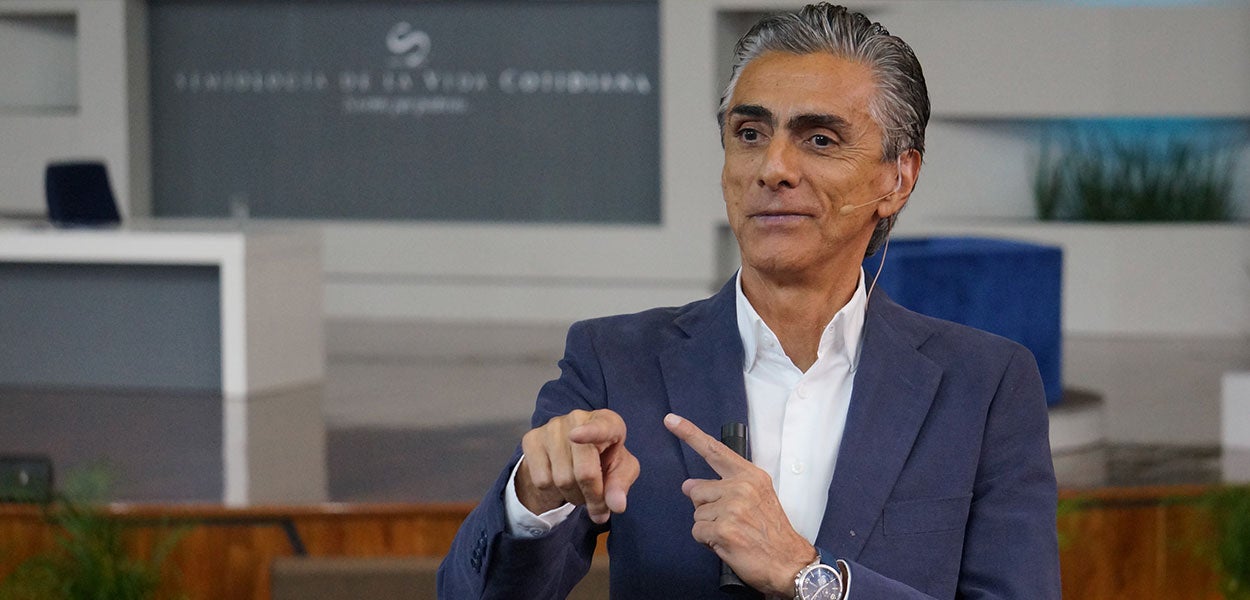 Alfonso Ruiz Soto en el Instituto de Semiología