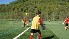 Kinder machen Übungen im Bambini-Training