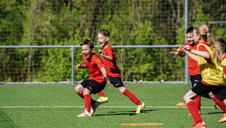 Bambini Spieler lachen beim Training