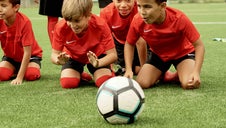 Kinder feuern bei Torschuss-Übung an