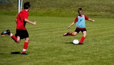 D-Jugendspieler beim Torschuss im Fussballtraining