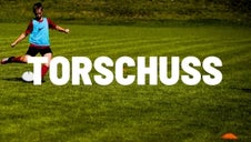 Kind schießt im Fußballtraining auf das Tor