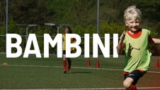 Kinder spielen Fußball-Übungen im Bambini-Training