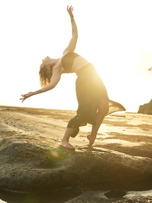 free  and intuitiv dance movement to feel confident and connected to your body