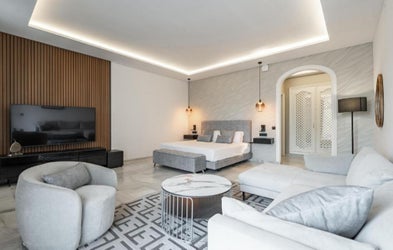 <div class="editor-content"><p>Luxury Suites</p></div>