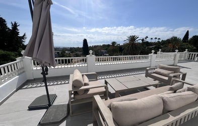 <div class="editor-content"><p>Upper Terrace</p></div>
