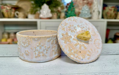 <div class="editor-content"><p>Handbuilt Cheese Crock</p></div>