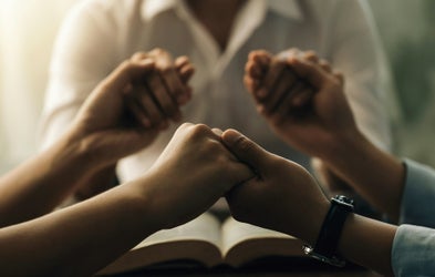 <div class="editor-content"><p><strong>Small-Group Mentorship &amp; Prayer</strong></p><p><span style="font-size: 0.875rem">Interact with leaders 5 days a week on Zoom.</span></p></div>