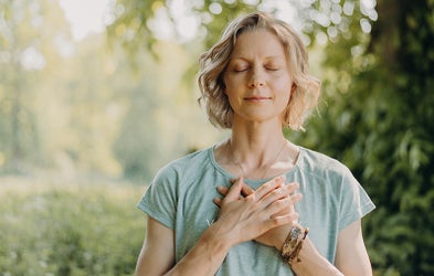 <div class="editor-content"><p><span style="font-size: 1.25rem; color: rgb(14, 92, 99)"><strong>Wie du deine positive Energie stärken kannst</strong></span></p></div>