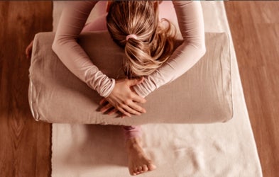 <p><span style="color: #474745ff;" ><span class="text-lg">YIN YOGA</span></span></p>