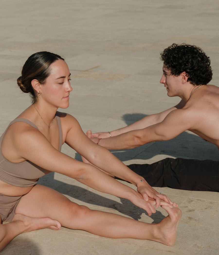 Palo y Dan practicando yoga