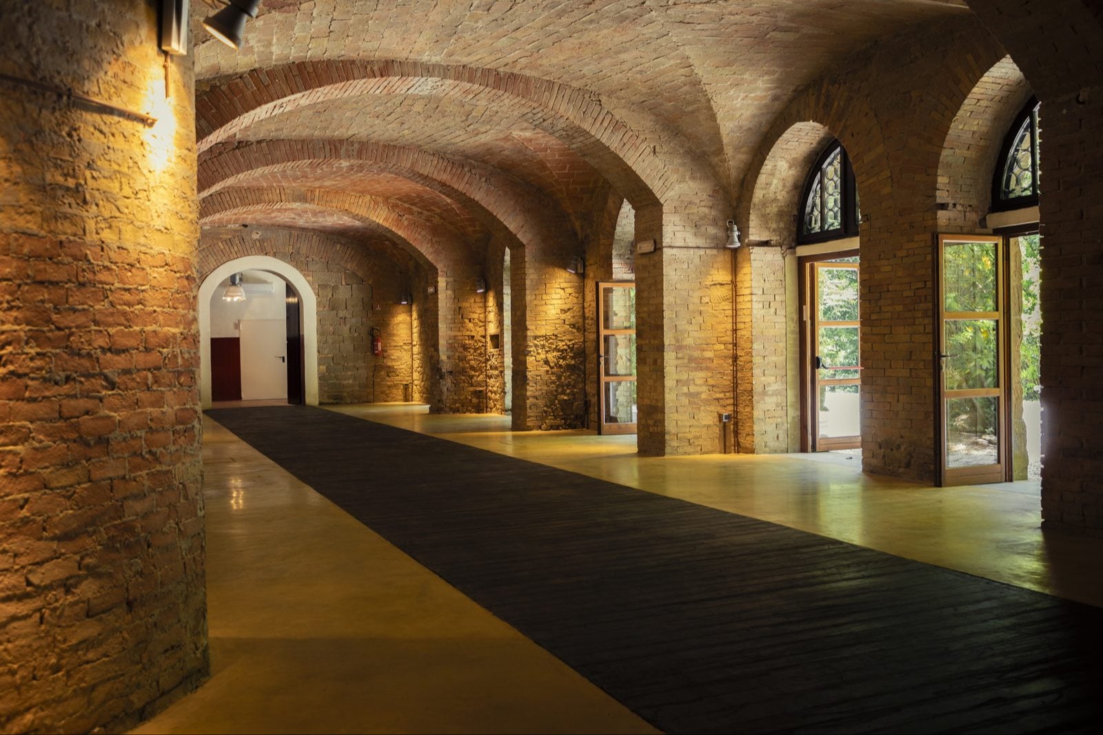 Sala Anam, a long vaulted brick hall