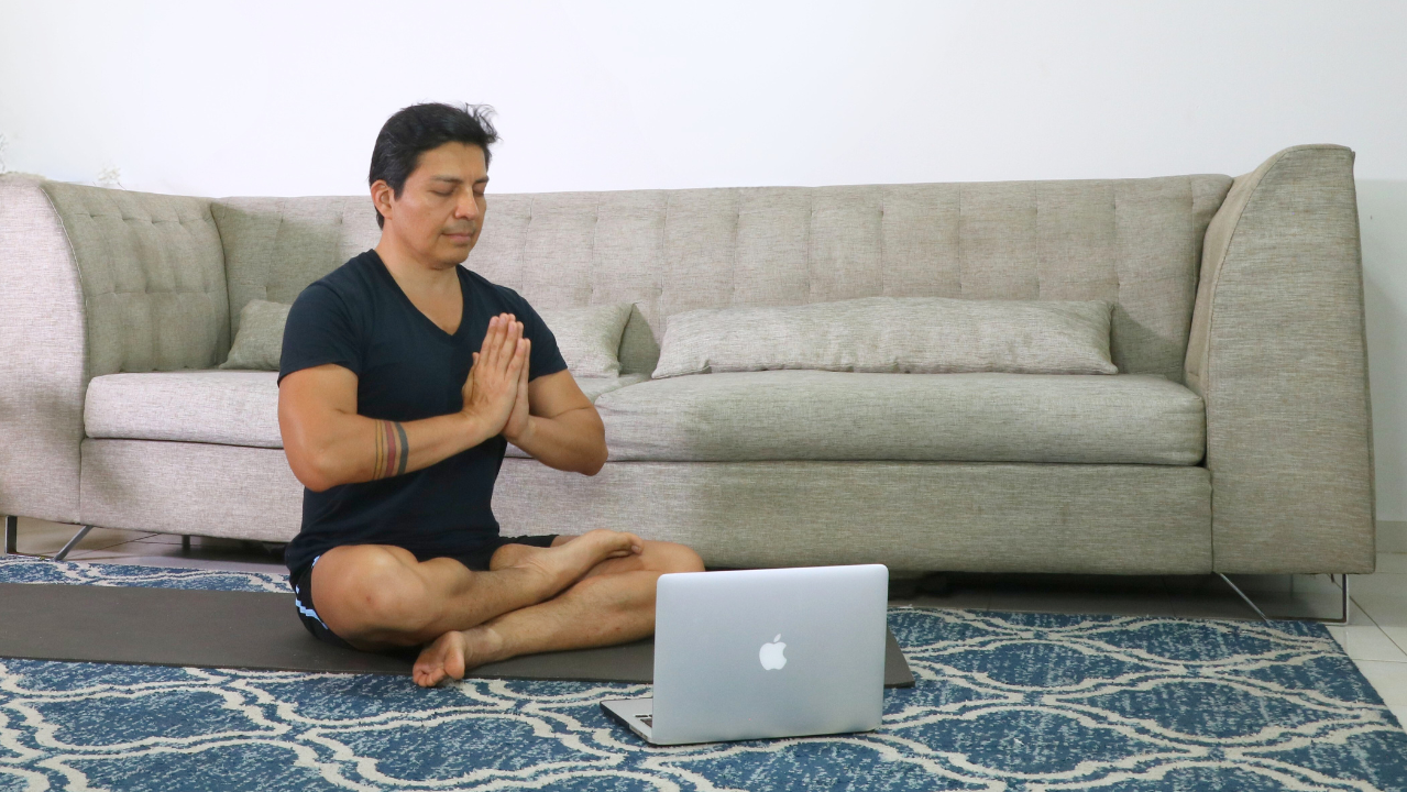 Lunes de Yoga en Vivo