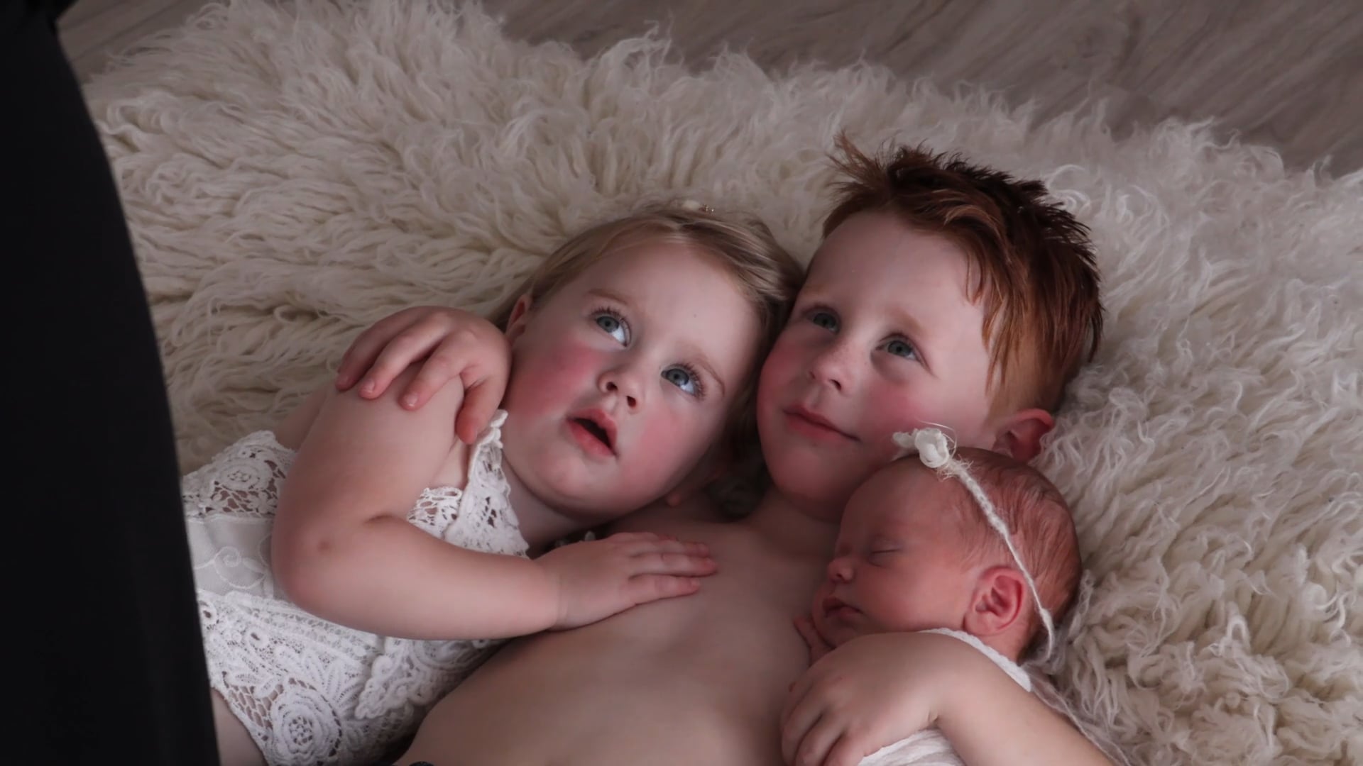 SIBLING POSING - 1 - On mattress