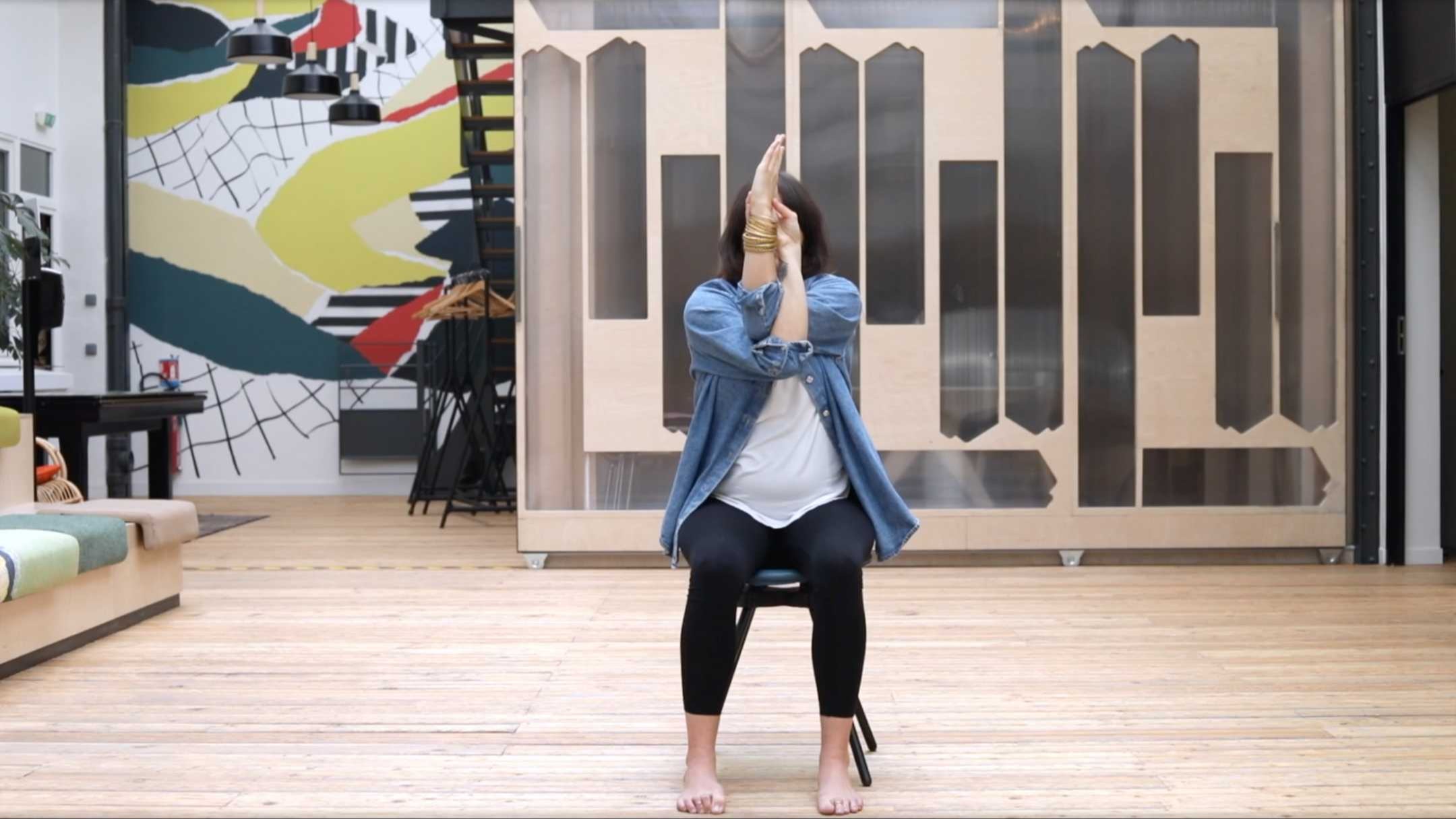 YOGA SUR CHAISE POUR DÉTENDRE LES ÉPAULES