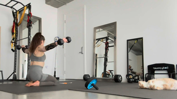Supersets of AB wheel & shoulder raises with annoying hair problem 