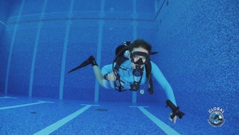 Cómo enganchar correctamente el mosquetón en la anilla en D derecha del pecho