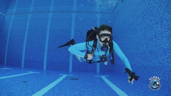 GUE教练Dorota演示如何将单头勾夹在右胸D环上的实用技巧