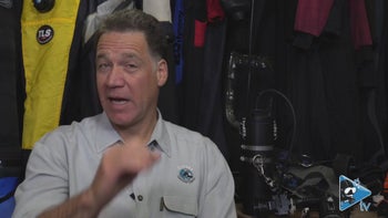 Comunicación en equipo: señales de mano, notas húmedas y linterna bajo el agua