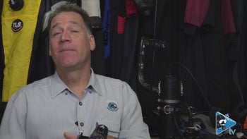 Uso de linternas para la comunicación y la seguridad durante el buceo