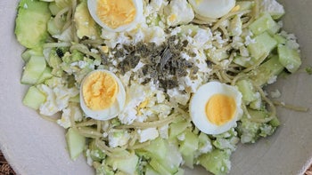 Salade d'été verte : tagliatelles courgettes, pâtes aux quinoa, feta, concombres et algues