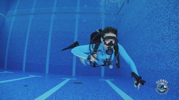 Come agganciare correttamente il moschettone all'anello a D destro sul petto