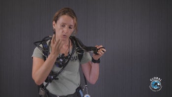 Procedimiento para conectar y desconectar el latiguillo del inflador de baja  