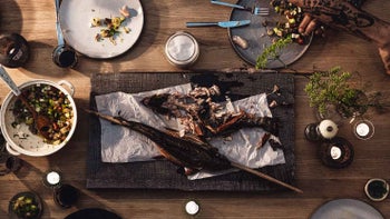 Steckerlfisch mit Zucchini, Tomatenbrotsalat und Schafskäse