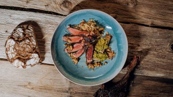 Rinderrücken mit Kraut, Avocadocreme und Birnenvinaigrette