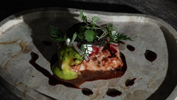 Stör mit Sojalack, Kaviar, Radischen