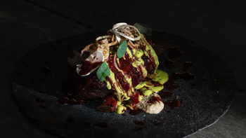 Short Rib mit Kalbsjus Rote Beete Lack, Schnittlauch Mayonnaise, Pilzpüree