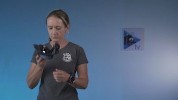 Dorota explica las correas de las máscaras