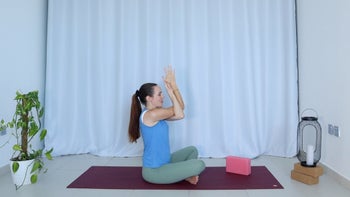 Exploration de la Posture de l'Aigle ✨ Rotation et Mobilité des Épaules