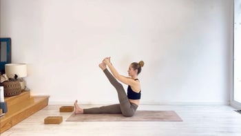 25 Min To create Balance, Strength & Flexibility while playing with Firefly/Tittibhāsana