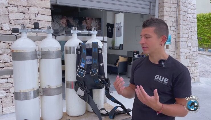 더블 탱크 다이빙에서 머리 뒤 공간을 만드는 설정 방법