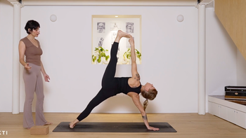 Vasisthasana 2 | Balancing & Binding | Mayela G.