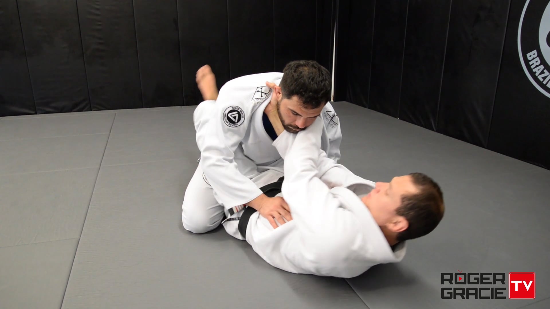 Cross Collar Choke from Closed Guard Variation 1 Roger Gracie TV